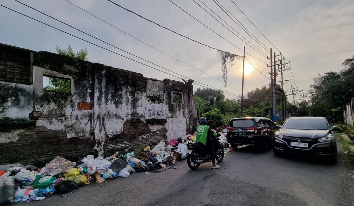 Kondisi-Kali-Bokor-Surabaya-Memburuk,-Tumpukan-Sampah-Kembali-Muncul