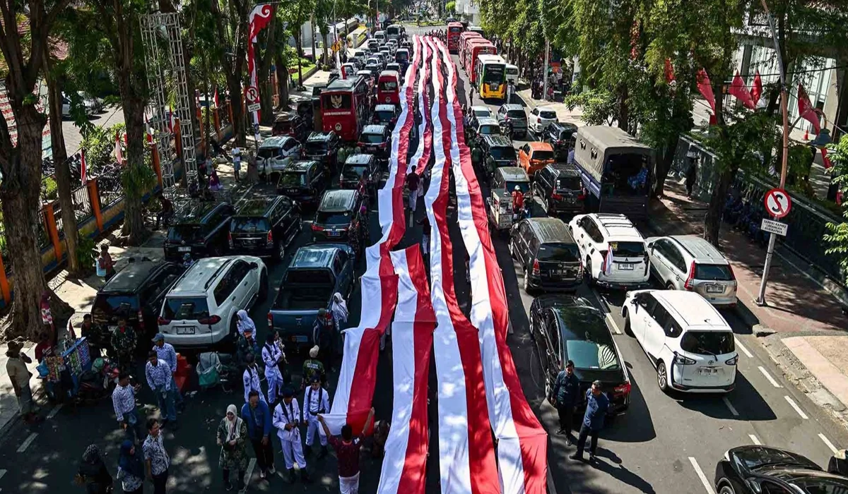 Bendera-Merah-Putih-14.905-Meter-Meriahkan-HUT-ke-80-RI-di-Surabaya