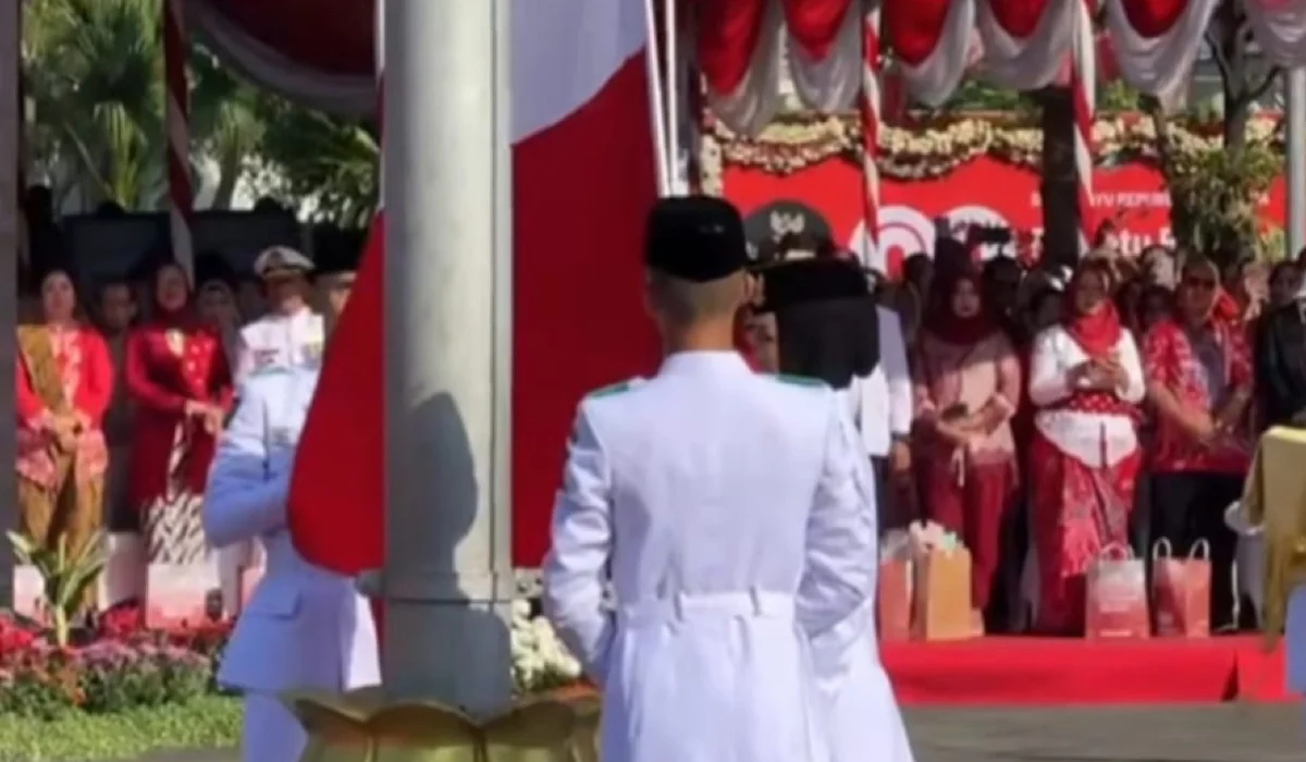 Insiden-Bendera-Terbalik-Jadi-Sorotan-Saat-Upacara-HUT-RI-ke-80-di-Surabaya
