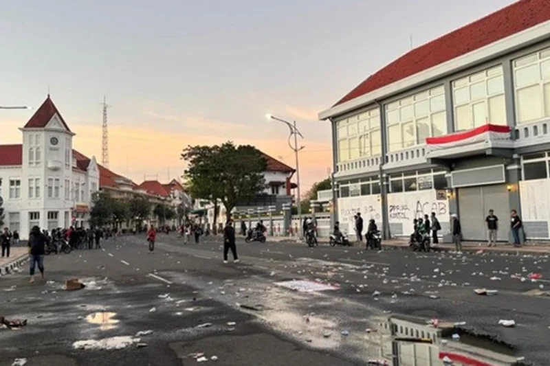 105 Polisi dan 12 TNI Terluka Akibat Demo Rusuh di Jatim