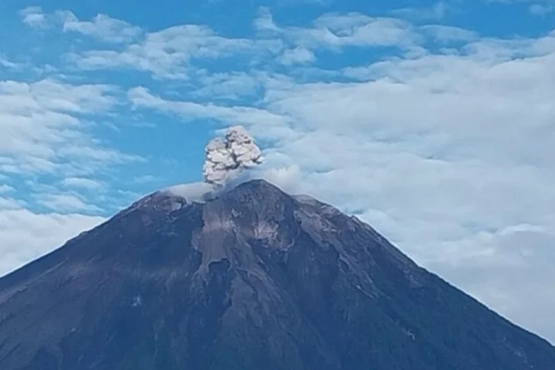 Gunung Semeru Erupsi Dua Kali Hanya Dalam 1 Jam