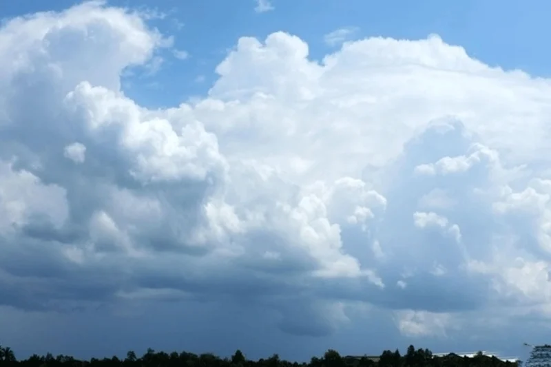 Cuaca Berawan Sepanjang Hari, Surabaya Tetap Panas dan Lembap