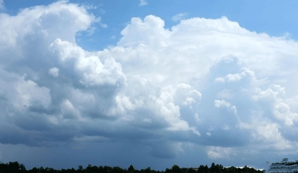Cuaca Berawan Sepanjang Hari, Surabaya Tetap Panas dan Lembap
