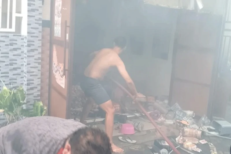 Kebakaran Landa Rumah di Sambikerep Surabaya, Pemilik Alami Luka