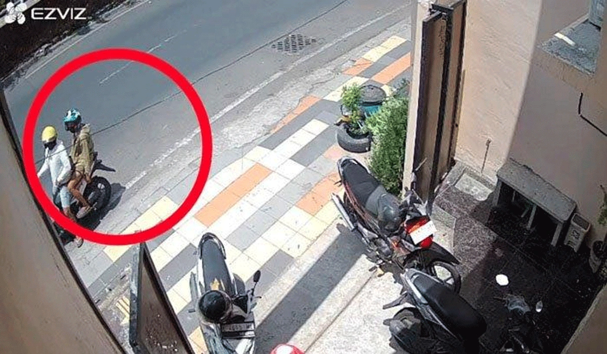 CCTV Tangkap Detik-Detik Pencurian Motor Di Surabaya