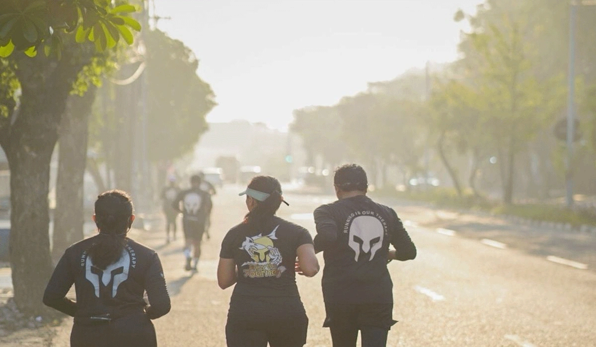 Pelari Surabaya Tak Gentar Hadapi Panas 38°C di Surabaya