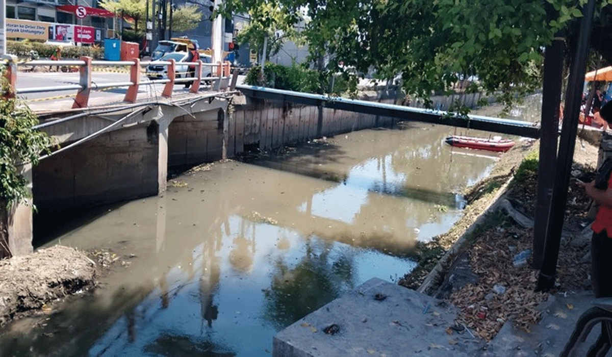 Kabar-Terbaru-Semburan-Air-Berbau-Gas-di-Sungai-Rungkut