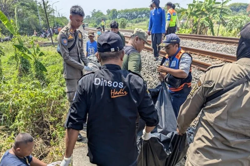 Kecelakaan Maut di Sememi Surabaya, Kereta Tabrak Motor