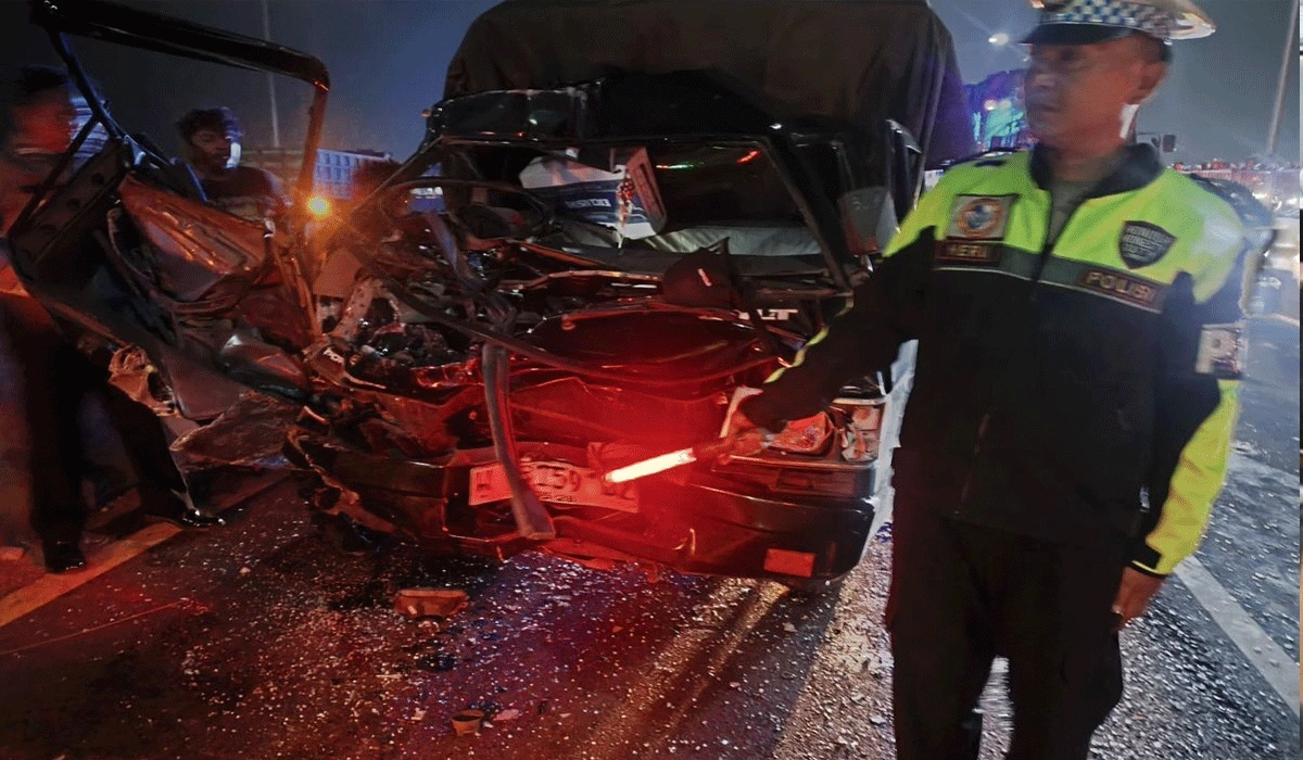 Kecelakaan-di-Jembatan-Suramadu,-Pikap-Seruduk-Truk-Satu-Orang-Tewas