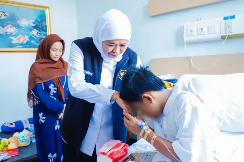 Khofifah Beri Semangat dan Doa Untuk Korban Selamat Musibah Al Khoziny