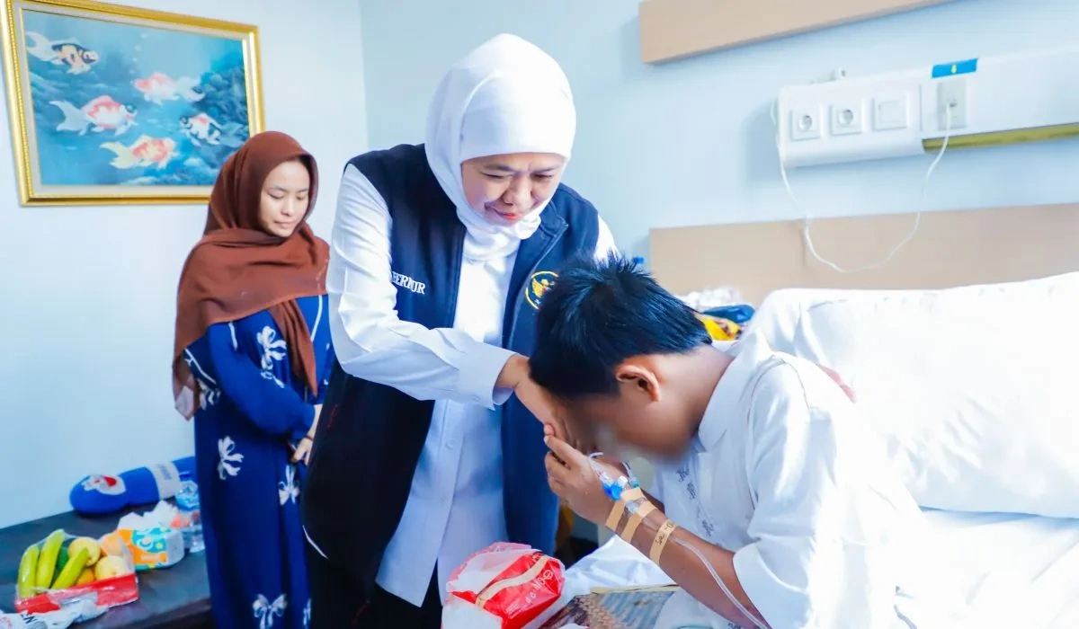 Khofifah-Beri-Semangat-dan-Doa-Untuk-Korban-Selamat-Musibah-Al-Khoziny