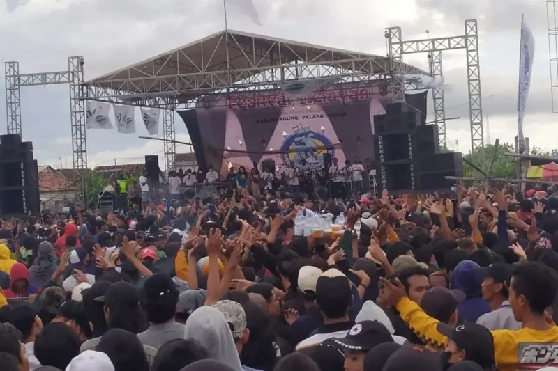 Konser Musik di Surabaya Dibubarkan Polisi, Penonton Sempat Tutup Jalan