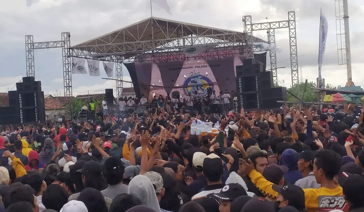 Konser-Musik-di-Surabaya-Dibubarkan-Polisi,-Penonton-Sempat-Tutup-Jalan