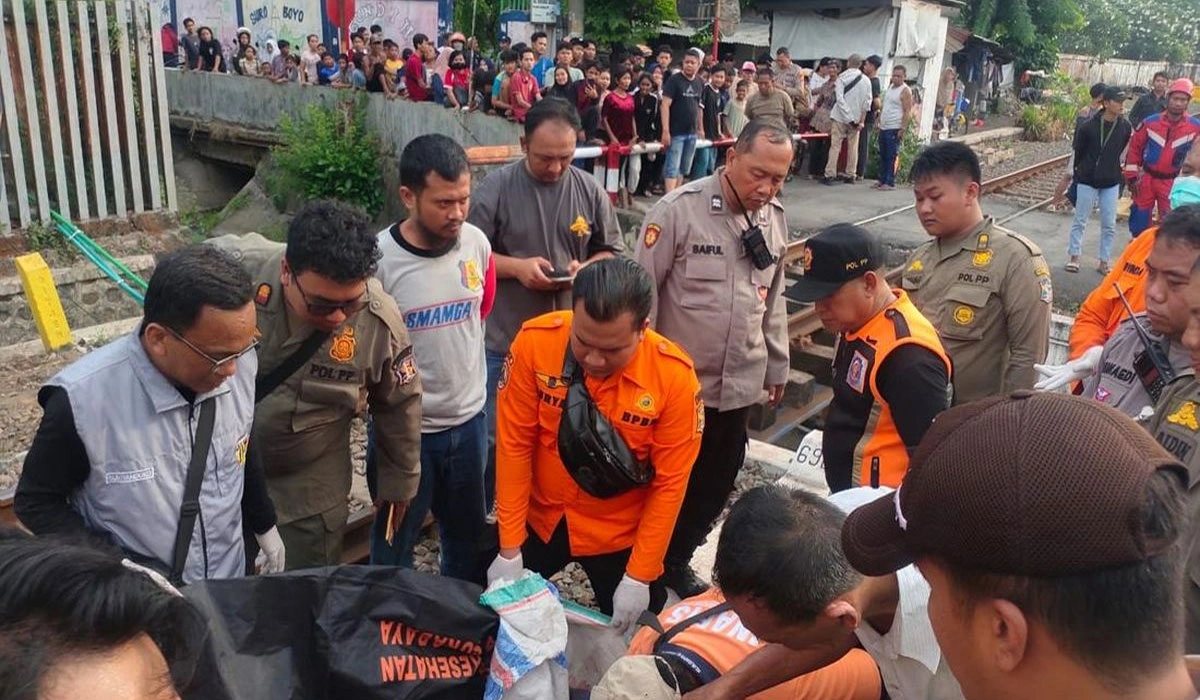 Pemotor Tewas Usai Terserempet Kereta di Margorukun Surabaya