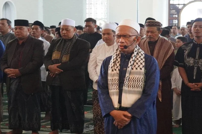 Ribuan Jemaah Surabaya, Gelar Shalat Ghaib untuk Korban Pesantren