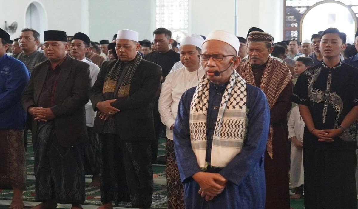 Ribuan Jemaah Surabaya, Gelar Shalat Ghaib untuk Korban Pesantren