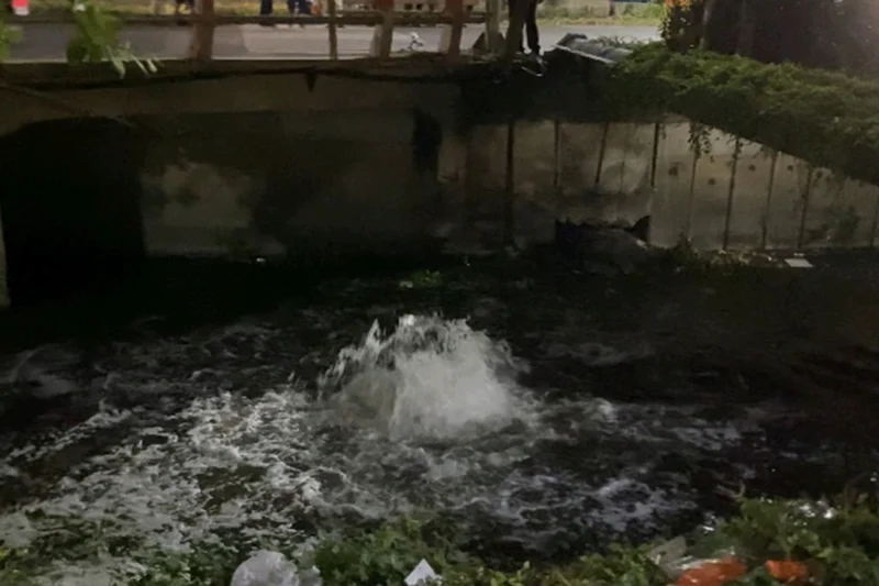 Semburan Air Campur Gas Muncul di Sungai Surabaya