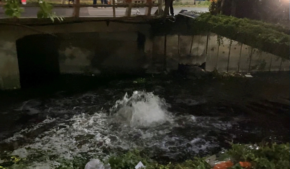 Semburan-Air-Campur-Gas-Muncul-di-Sungai-Surabaya