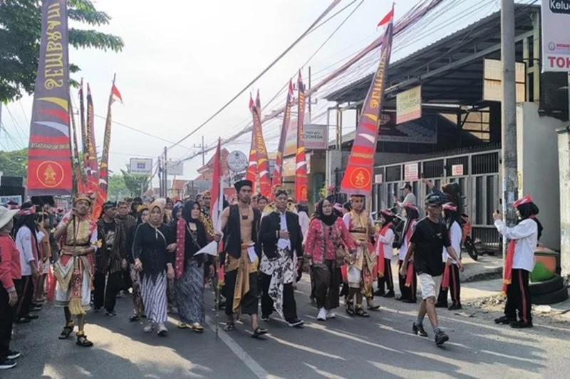 Warna-warni Tradisi, Warnai Kirab Sawunggaling di Surabaya