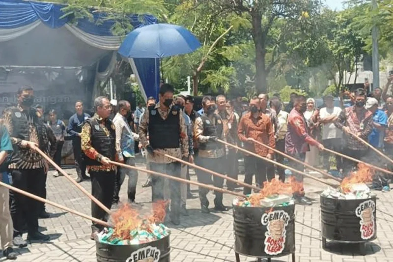 Pimpin Pemusnahan Rokok Ilegal Di Surabaya, Menkeu Purbaya Tegaskan Cukai Tetap Stabil: Gak Ada Ampun!