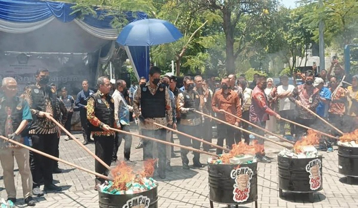 Pimpin Pemusnahan Rokok Ilegal Di Surabaya, Menkeu Purbaya Tegaskan Cukai Tetap Stabil: Gak Ada Ampun!