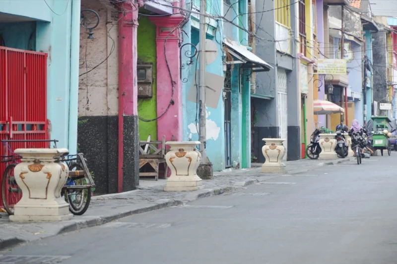 Bapak-Anak Ditangkap Karena Curi Lampu Hias di Kota Lama Surabaya