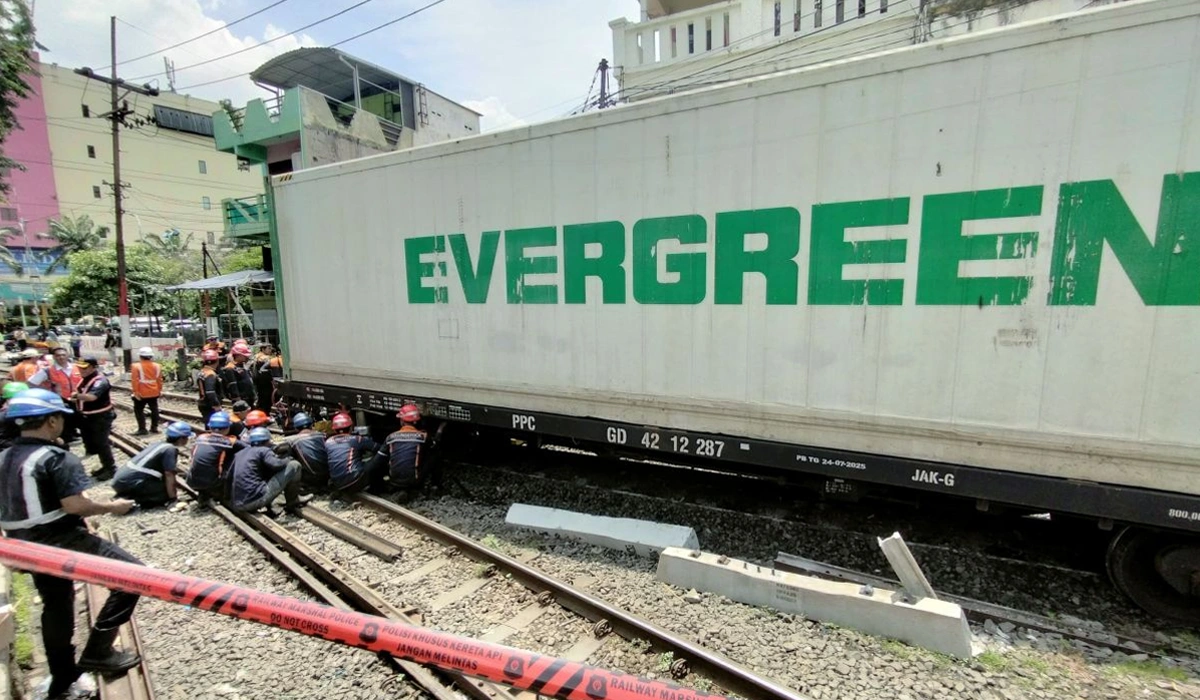 Gerbong-KA-Barang-Anjlok-di-Surabaya-Pasar-Turi
