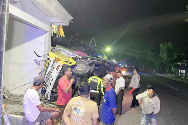Sopir Mengantuk, Truk Terguling Timpa Pagar Rumah di Bangkalan