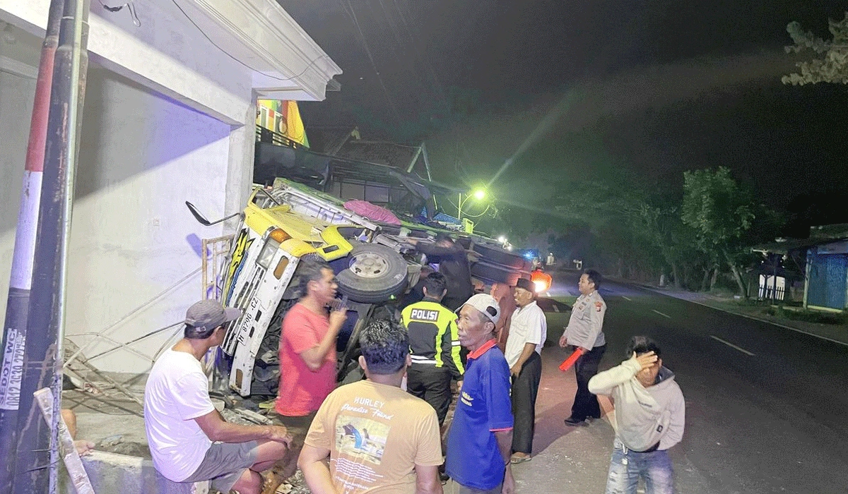 Sopir-Mengantuk,-Truk-Terguling-Timpa-Pagar-Rumah-di-Bangkalan