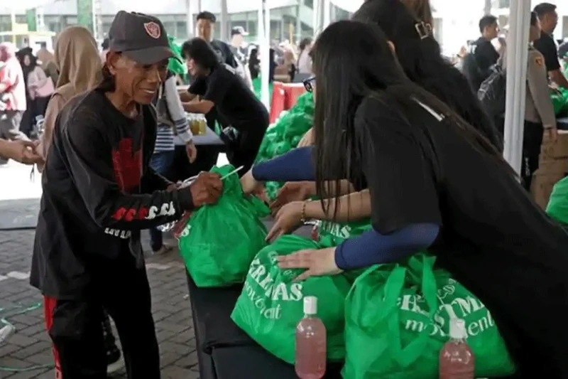Semangat Natal, Pemkot Surabaya Bagikan 4.000 Paket Sembako Bersama Gereja