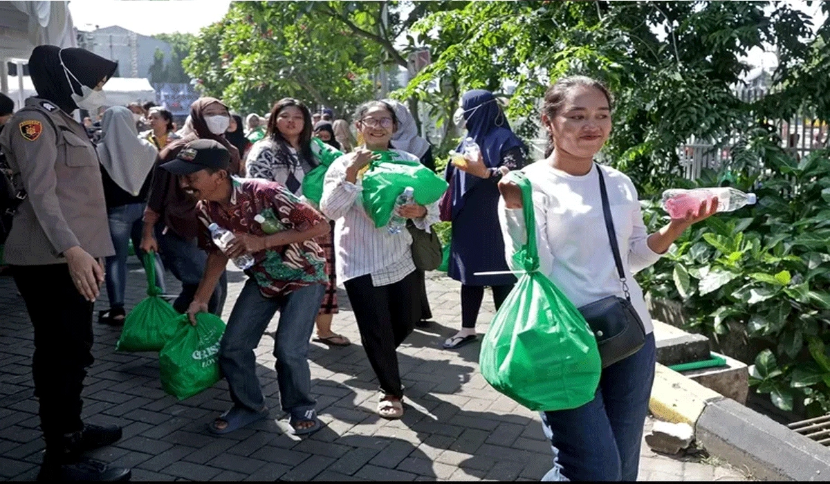 Semangat Natal, Pemkot Surabaya Bagikan 4.000 Paket Sembako Bersama Gereja